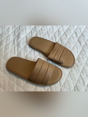 Vince Olina Padded Leather Flat Sandals, Tan size 39